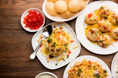 Bombay sohbet gıda grubu golgappa / panipuri, bhel-puri, sev-poori, dahipuri, Ragda pattice, raj kachori vb seçici odak içerir