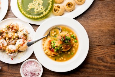 Bombay sohbet gıda grubu golgappa / panipuri, bhel-puri, sev-poori, dahipuri, Ragda pattice, raj kachori vb seçici odak içerir