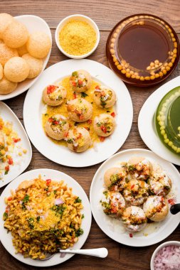 Bombay sohbet gıda grubu golgappa / panipuri, bhel-puri, sev-poori, dahipuri, Ragda pattice, raj kachori vb seçici odak içerir