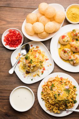 Bombay sohbet gıda grubu golgappa / panipuri, bhel-puri, sev-poori, dahipuri, Ragda pattice, raj kachori vb seçici odak içerir