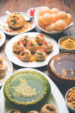 Bombay sohbet gıda grubu golgappa / panipuri, bhel-puri, sev-poori, dahipuri, Ragda pattice, raj kachori vb seçici odak içerir