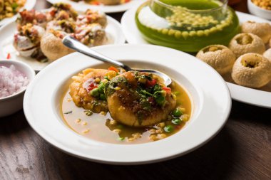Bombay sohbet gıda grubu golgappa / panipuri, bhel-puri, sev-poori, dahipuri, Ragda pattice, raj kachori vb seçici odak içerir