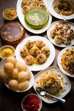 Bombay sohbet gıda grubu golgappa / panipuri, bhel-puri, sev-poori, dahipuri, Ragda pattice, raj kachori vb seçici odak içerir