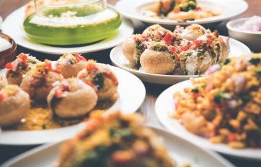 Bombay sohbet gıda grubu golgappa / panipuri, bhel-puri, sev-poori, dahipuri, Ragda pattice, raj kachori vb seçici odak içerir