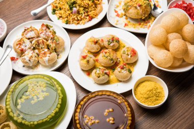 Bombay sohbet gıda grubu golgappa / panipuri, bhel-puri, sev-poori, dahipuri, Ragda pattice, raj kachori vb seçici odak içerir