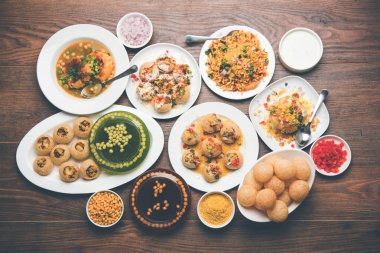 Bombay sohbet gıda grubu golgappa / panipuri, bhel-puri, sev-poori, dahipuri, Ragda pattice, raj kachori vb seçici odak içerir