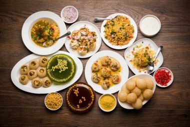 Bombay sohbet gıda grubu golgappa / panipuri, bhel-puri, sev-poori, dahipuri, Ragda pattice, raj kachori vb seçici odak içerir
