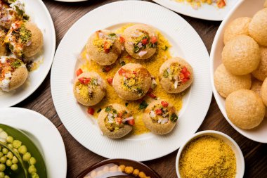 Bombay sohbet gıda grubu golgappa / panipuri, bhel-puri, sev-poori, dahipuri, Ragda pattice, raj kachori vb seçici odak içerir
