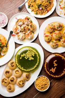 Bombay sohbet gıda grubu golgappa / panipuri, bhel-puri, sev-poori, dahipuri, Ragda pattice, raj kachori vb seçici odak içerir