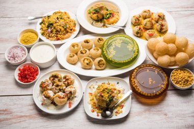 Bombay sohbet gıda grubu golgappa / panipuri, bhel-puri, sev-poori, dahipuri, Ragda pattice, raj kachori vb seçici odak içerir