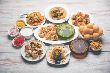 Bombay sohbet gıda grubu golgappa / panipuri, bhel-puri, sev-poori, dahipuri, Ragda pattice, raj kachori vb seçici odak içerir