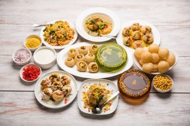 Bombay sohbet gıda grubu golgappa / panipuri, bhel-puri, sev-poori, dahipuri, Ragda pattice, raj kachori vb seçici odak içerir