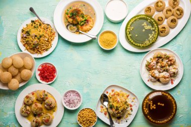 Bombay sohbet gıda grubu golgappa / panipuri, bhel-puri, sev-poori, dahipuri, Ragda pattice, raj kachori vb seçici odak içerir