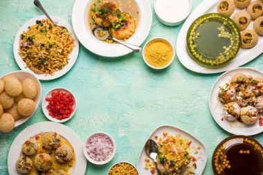 Bombay sohbet gıda grubu golgappa / panipuri, bhel-puri, sev-poori, dahipuri, Ragda pattice, raj kachori vb seçici odak içerir
