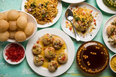 Bombay sohbet gıda grubu golgappa / panipuri, bhel-puri, sev-poori, dahipuri, Ragda pattice, raj kachori vb seçici odak içerir