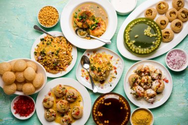 Bombay sohbet gıda grubu golgappa / panipuri, bhel-puri, sev-poori, dahipuri, Ragda pattice, raj kachori vb seçici odak içerir