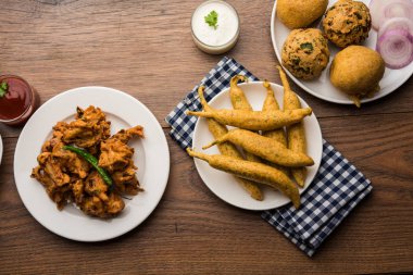 Grup Hint Çay saati aperatifler Veg Samosa, Kachori / kachaudi, aloo bonda, khaman dhokla, ekmek, soğan, biber ve moong pakora / pakoda / bhaji / bhajji / Bhajiya / soslar, seçici odak ile bajji içerir