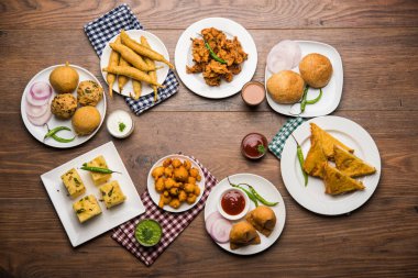 Grup Hint Çay saati aperatifler Veg Samosa, Kachori / kachaudi, aloo bonda, khaman dhokla, ekmek, soğan, biber ve moong pakora / pakoda / bhaji / bhajji / Bhajiya / soslar, seçici odak ile bajji içerir