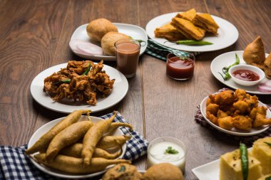 Grup Hint Çay saati aperatifler Veg Samosa, Kachori / kachaudi, aloo bonda, khaman dhokla, ekmek, soğan, biber ve moong pakora / pakoda / bhaji / bhajji / Bhajiya / soslar, seçici odak ile bajji içerir