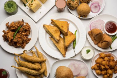 Grup Hint Çay saati aperatifler Veg Samosa, Kachori / kachaudi, aloo bonda, khaman dhokla, ekmek, soğan, biber ve moong pakora / pakoda / bhaji / bhajji / Bhajiya / soslar, seçici odak ile bajji içerir
