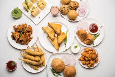 Grup Hint Çay saati aperatifler Veg Samosa, Kachori / kachaudi, aloo bonda, khaman dhokla, ekmek, soğan, biber ve moong pakora / pakoda / bhaji / bhajji / Bhajiya / soslar, seçici odak ile bajji içerir