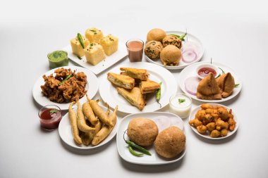 Grup Hint Çay saati aperatifler Veg Samosa, Kachori / kachaudi, aloo bonda, khaman dhokla, ekmek, soğan, biber ve moong pakora / pakoda / bhaji / bhajji / Bhajiya / soslar, seçici odak ile bajji içerir