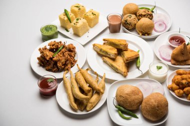 Grup Hint Çay saati aperatifler Veg Samosa, Kachori / kachaudi, aloo bonda, khaman dhokla, ekmek, soğan, biber ve moong pakora / pakoda / bhaji / bhajji / Bhajiya / soslar, seçici odak ile bajji içerir