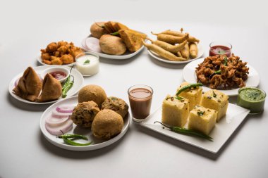 Grup Hint Çay saati aperatifler Veg Samosa, Kachori / kachaudi, aloo bonda, khaman dhokla, ekmek, soğan, biber ve moong pakora / pakoda / bhaji / bhajji / Bhajiya / soslar, seçici odak ile bajji içerir