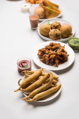 Grup Hint Çay saati aperatifler Veg Samosa, Kachori / kachaudi, aloo bonda, khaman dhokla, ekmek, soğan, biber ve moong pakora / pakoda / bhaji / bhajji / Bhajiya / soslar, seçici odak ile bajji içerir