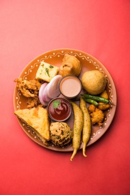 Grup Hint Çay saati aperatifler Veg Samosa, Kachori / kachaudi, aloo bonda, khaman dhokla, ekmek, soğan, biber ve moong pakora / pakoda / bhaji / bhajji / Bhajiya / soslar, seçici odak ile bajji içerir
