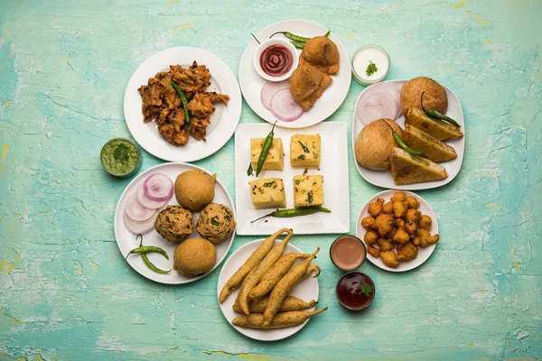 组中的印度茶时间小吃包括维格萨莫萨 卡乔里 卡乔迪 阿卢邦达 哈曼杜克拉 辣椒和月帕科拉 帕科达 巴吉与酱料 选择性重点 — 图库照片