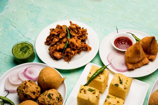 Indian Tea Time Snacks Group Includes Veg Samosa Kachori Kachaudi — Stock Photo, Image
