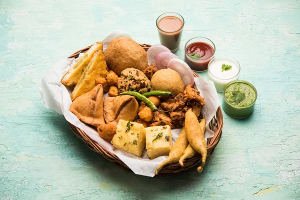 Los Aperitivos Para Hora Del Indio Grupo Incluyen Veg Samosa —  Fotos de Stock