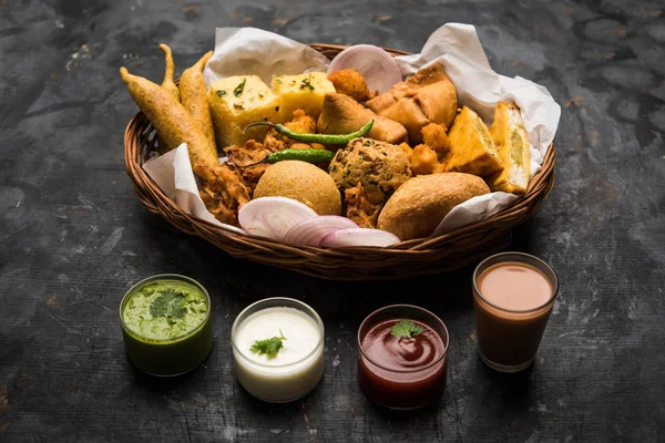 Los Aperitivos Para Hora Del Indio Grupo Incluyen Veg Samosa —  Fotos de Stock