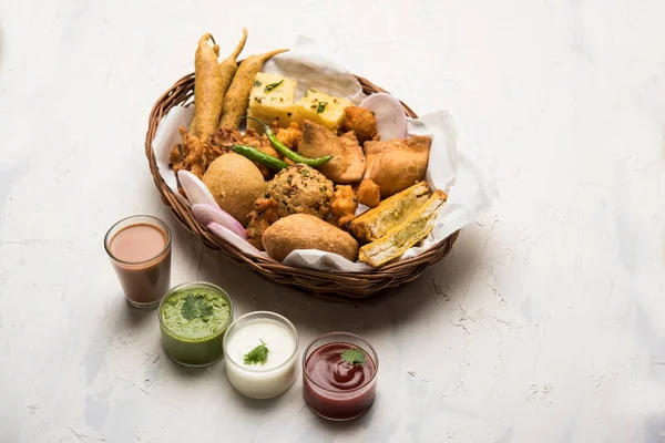 Los Aperitivos Para Hora Del Indio Grupo Incluyen Veg Samosa — Foto de Stock