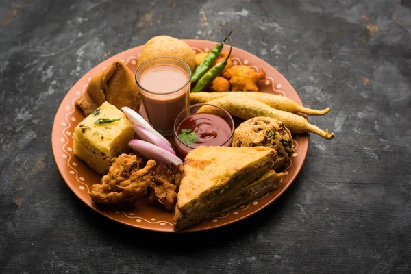 Los Aperitivos Para Hora Del Indio Grupo Incluyen Veg Samosa —  Fotos de Stock