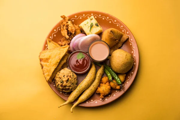 Indian Tea Time Snacks Group Includes Veg Samosa Kachori Kachaudi — Stock Photo, Image