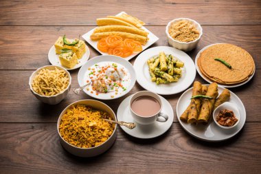 Jalebi-fafda, thepla, khaman dhokla, aloo bhujiya, khandvi, khakra, dahi vada, sıcak çay ile gathiya gibi Gujarati aperatifler Grubu
