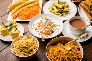 Jalebi-fafda, thepla, khaman dhokla, aloo bhujiya, khandvi, khakra, dahi vada, sıcak çay ile gathiya gibi Gujarati aperatifler Grubu
