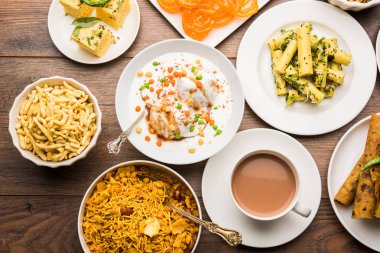 Jalebi-fafda, thepla, khaman dhokla, aloo bhujiya, khandvi, khakra, dahi vada, sıcak çay ile gathiya gibi Gujarati aperatifler Grubu