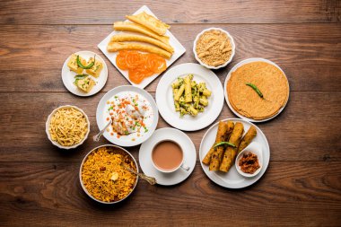 Jalebi-fafda, thepla, khaman dhokla, aloo bhujiya, khandvi, khakra, dahi vada, sıcak çay ile gathiya gibi Gujarati aperatifler Grubu