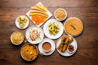 Jalebi-fafda, thepla, khaman dhokla, aloo bhujiya, khandvi, khakra, dahi vada, sıcak çay ile gathiya gibi Gujarati aperatifler Grubu