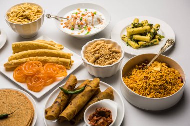 Jalebi-fafda, thepla, khaman dhokla, aloo bhujiya, khandvi, khakra, dahi vada, sıcak çay ile gathiya gibi Gujarati aperatifler Grubu