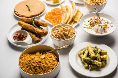 Jalebi-fafda, thepla, khaman dhokla, aloo bhujiya, khandvi, khakra, dahi vada, sıcak çay ile gathiya gibi Gujarati aperatifler Grubu