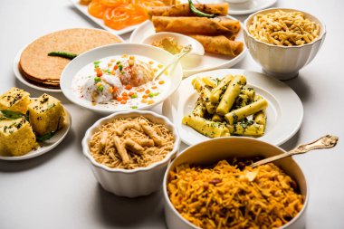 Jalebi-fafda, thepla, khaman dhokla, aloo bhujiya, khandvi, khakra, dahi vada, sıcak çay ile gathiya gibi Gujarati aperatifler Grubu