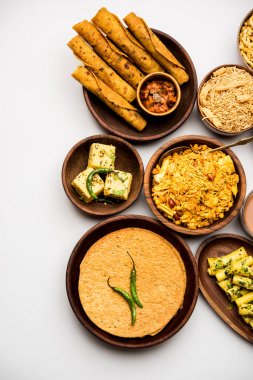 Jalebi-fafda, thepla, khaman dhokla, aloo bhujiya, khandvi, khakra, dahi vada, sıcak çay ile gathiya gibi Gujarati aperatifler Grubu