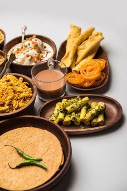 Jalebi-fafda, thepla, khaman dhokla, aloo bhujiya, khandvi, khakra, dahi vada, sıcak çay ile gathiya gibi Gujarati aperatifler Grubu