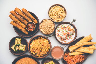 Jalebi-fafda, thepla, khaman dhokla, aloo bhujiya, khandvi, khakra, dahi vada, sıcak çay ile gathiya gibi Gujarati aperatifler Grubu