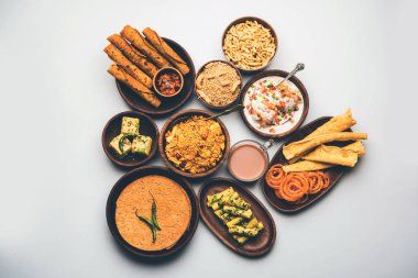 Jalebi-fafda, thepla, khaman dhokla, aloo bhujiya, khandvi, khakra, dahi vada, sıcak çay ile gathiya gibi Gujarati aperatifler Grubu