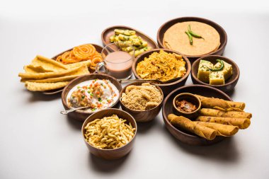 Jalebi-fafda, thepla, khaman dhokla, aloo bhujiya, khandvi, khakra, dahi vada, sıcak çay ile gathiya gibi Gujarati aperatifler Grubu